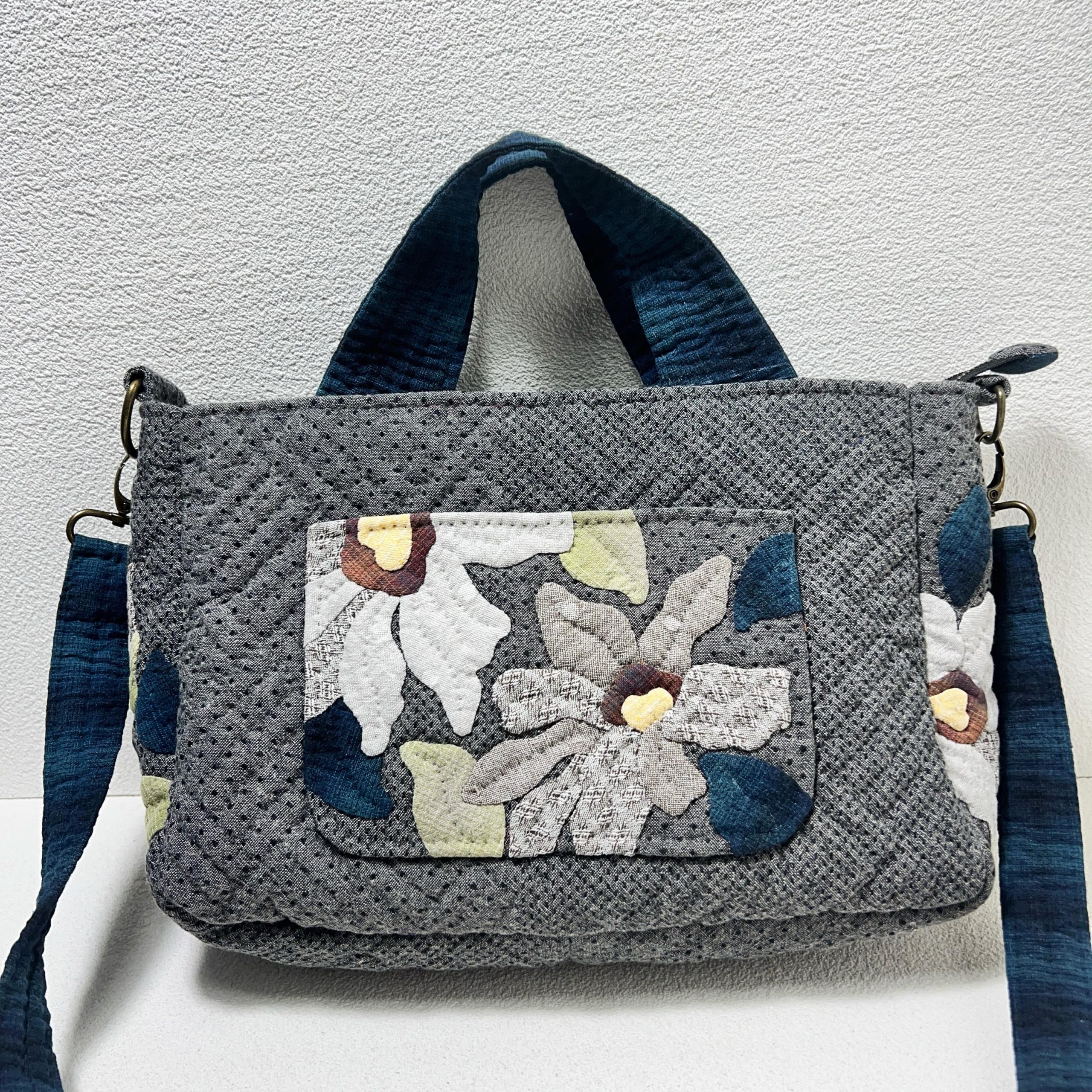 Elegant Ivory Wildflower Appliqué Quilted Fabric Handbag - Image 4