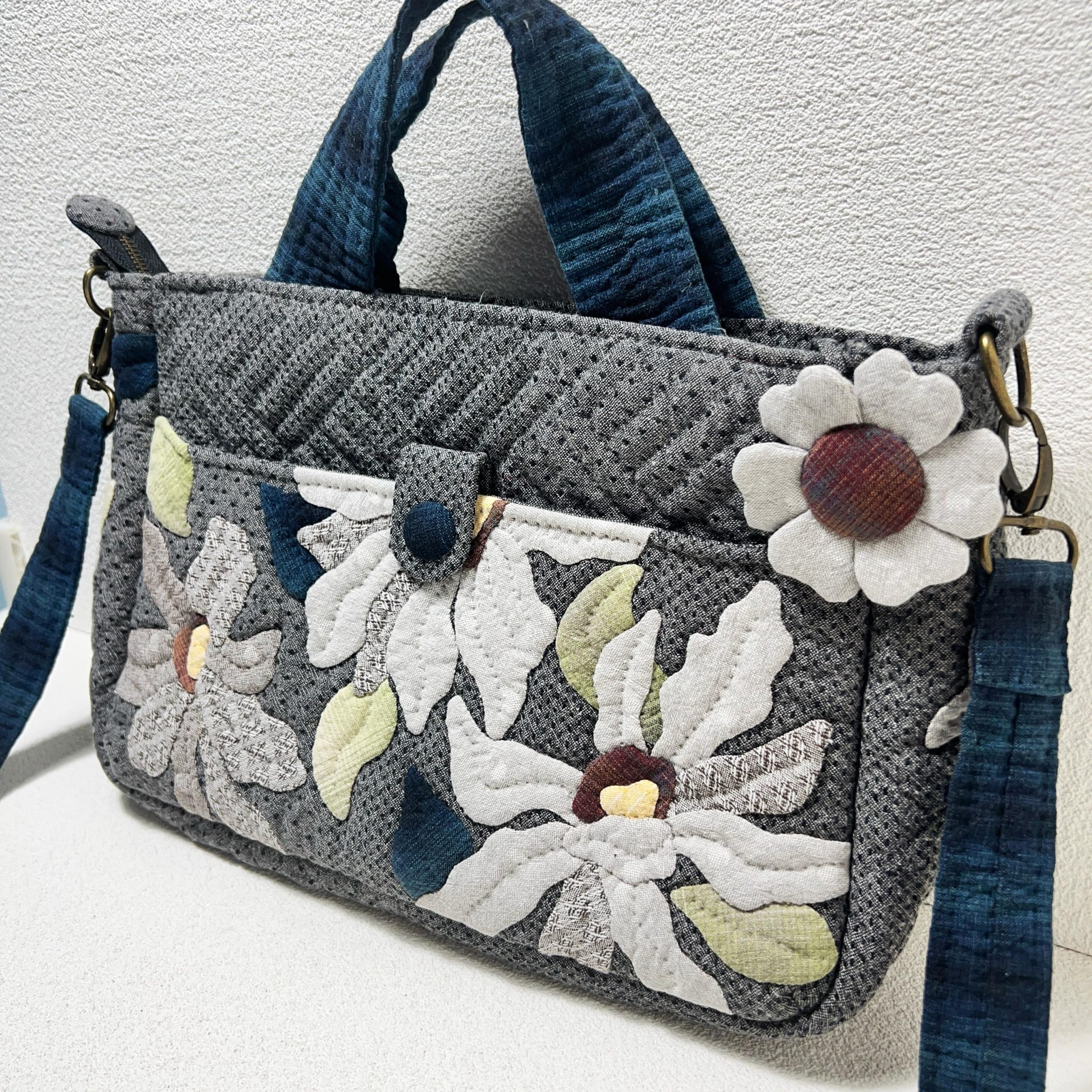 Elegant Ivory Wildflower Appliqué Quilted Fabric Handbag - Image 3